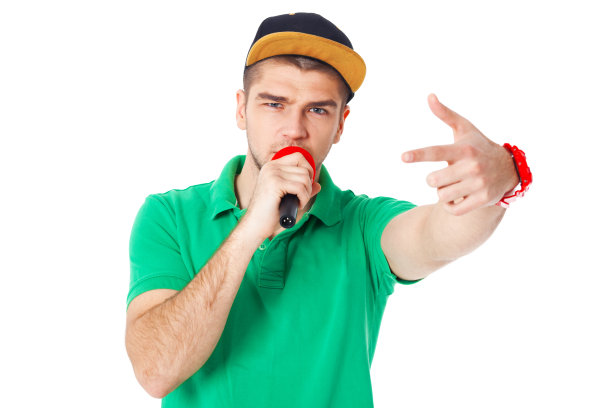 肖像的年轻男性hip hop唱歌在工作室孤立。图片下载