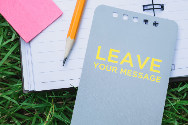 留您的按摩卡在绿草背景。图片下载