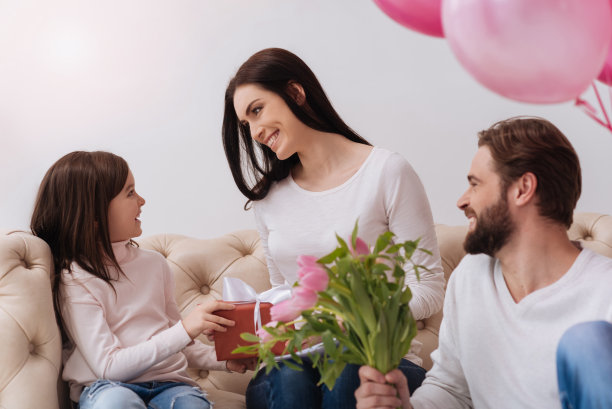 漂亮高兴的女人拿着礼物图片下载