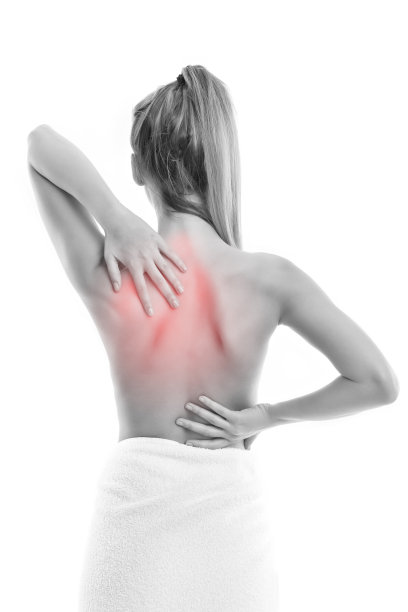 美丽的女人与浴巾后隔离在白色的背景图片下载