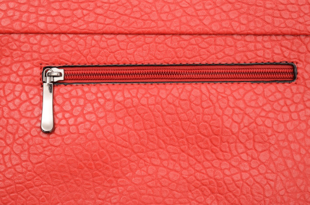 红色皮革离合器细节与拉链图片下载