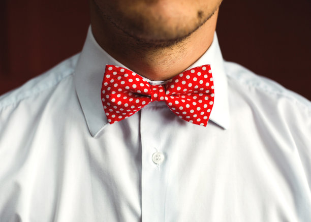 整理领结的男人素材图片