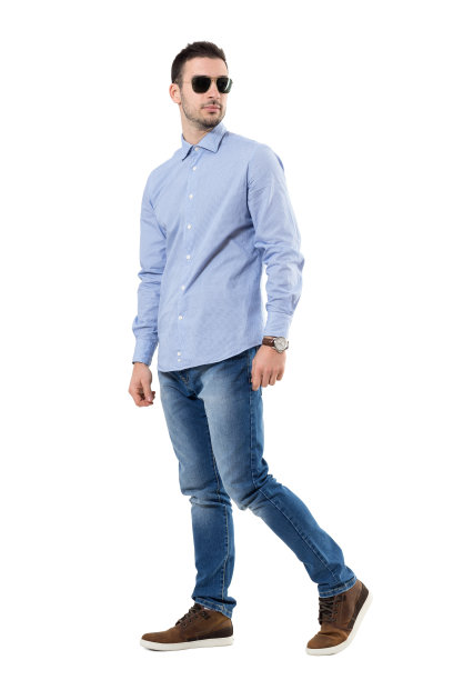 潇洒休闲的年轻商人戴着太阳镜走着回头看图片下载