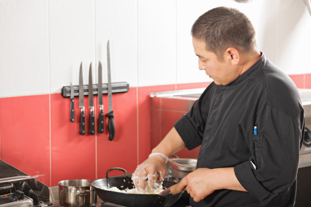 厨师烹饪米饭图片下载