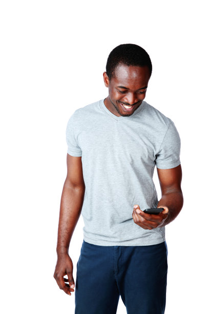 快活的非洲男人使用智能手机图片下载