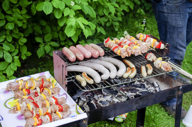 小香肠和大香肠放在烤架上煎图片下载