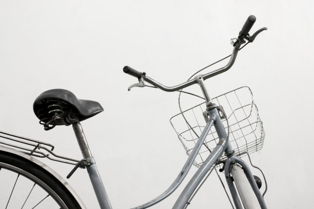 老式自行车白色背景图片下载