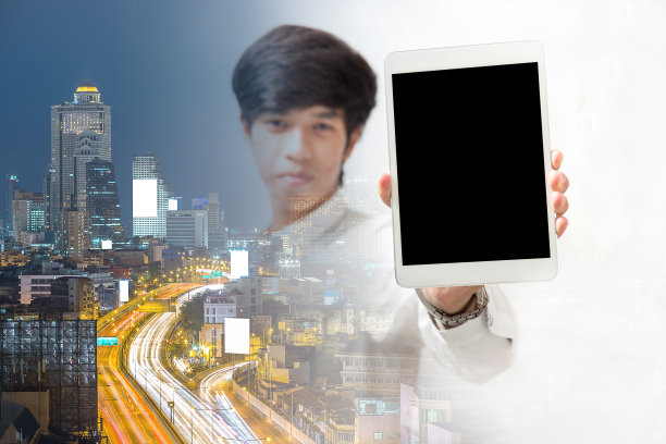 双重曝光的年轻商人展示平板电脑在一个白色和灯光市中心的背景图片下载