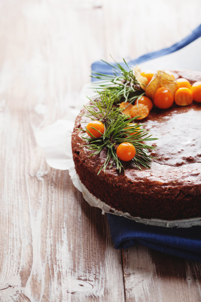 木制背景上的蛋糕巧克力布朗尼图片下载