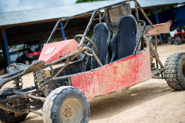 四轮车覆盖在泥图片下载