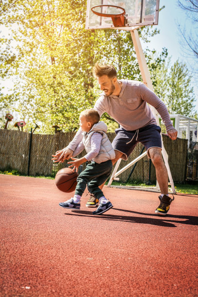 爸爸和儿子。图片下载