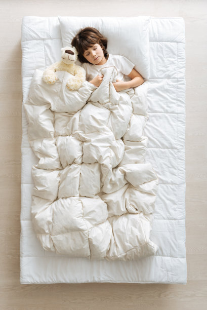 安详迷人的男人享受着舒适图片下载