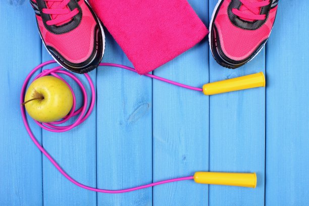 一双运动鞋，新鲜的苹果和配件的健身图片下载