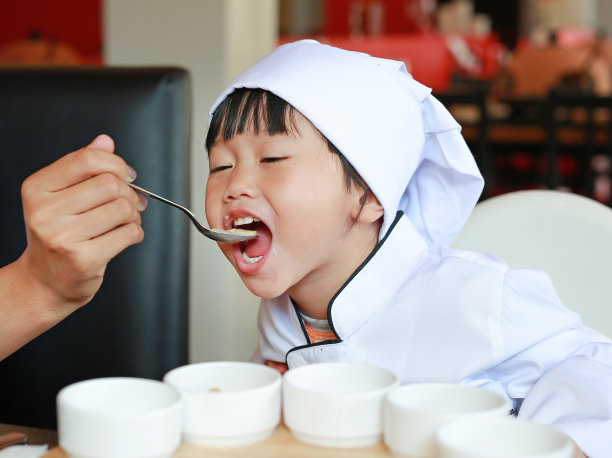 小厨师学习品尝美味食物素材图片