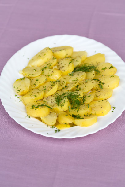 美味的煮土豆配莳萝和橄榄图片下载