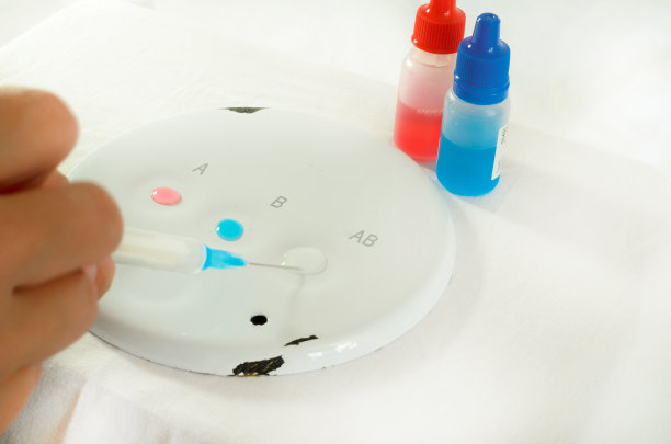 在生物化学实验室的浅背景下进行血液取样和分析。有破边的盘子。图片下载