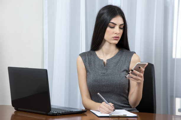 在办公室工作的女商人。图片下载