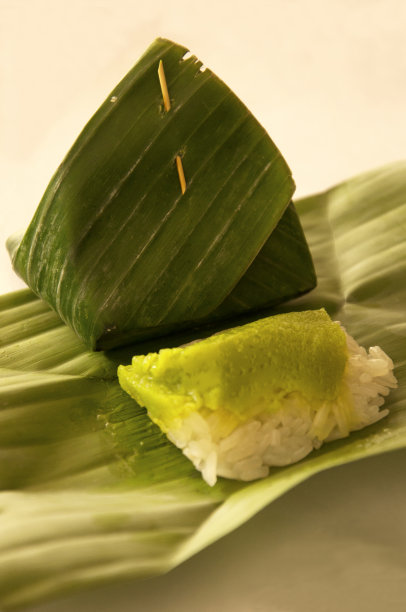 香蕉叶包裹的糯米饭图片下载