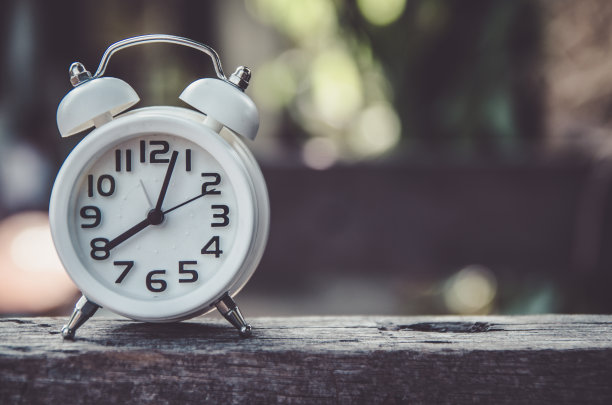 桌子上的复古闹钟。照片在复古的彩色图像风格图片下载