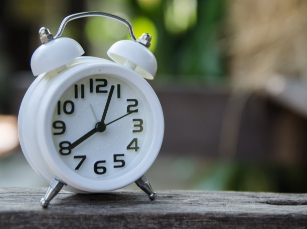 桌子上的复古闹钟。照片在复古的彩色图像风格图片下载