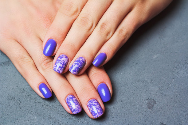 紫色指甲艺术与粉色花卉图案图片下载