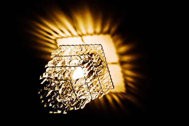 暗室中照明灯泡的特写镜头素材图片