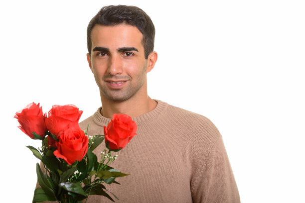 年轻快乐的波斯男人手持红玫瑰，准备过情人节特写图片下载