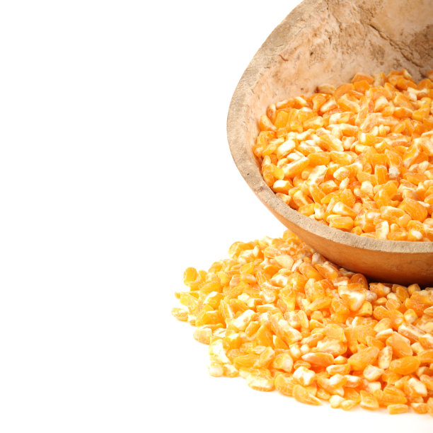 白色背景下碾碎的玉米图片下载