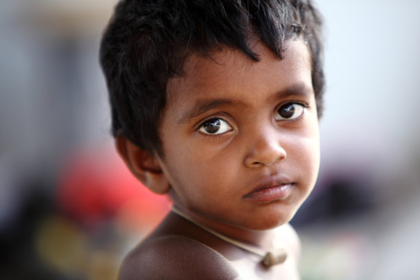 可怜的小男孩，一脸无辜图片下载