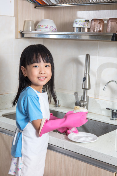 亚洲华人小女孩在厨房洗盘子图片下载