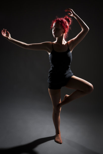 红头发舞者图片下载