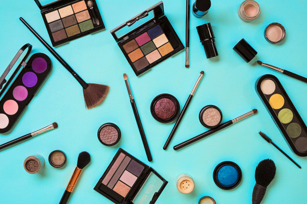 蓝色背景上的各种化妆品和画笔图片下载