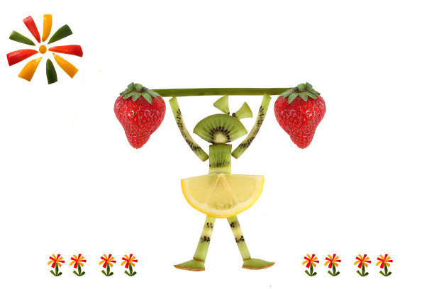 创新食品的概念。带着几片猕猴桃的有趣小女孩。图片下载