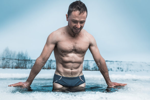 冰孔游泳图片下载