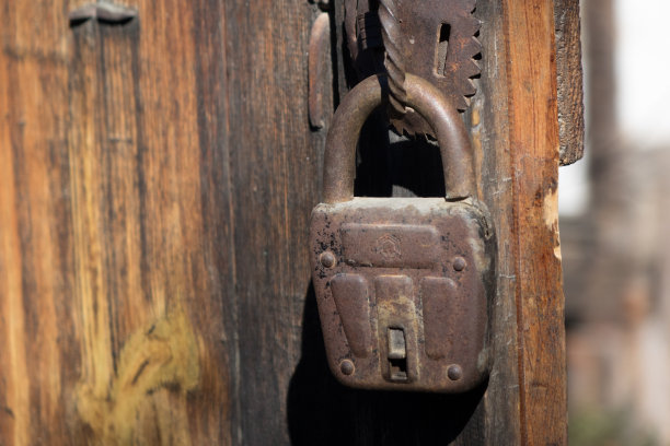 老生锈的挂锁图片下载