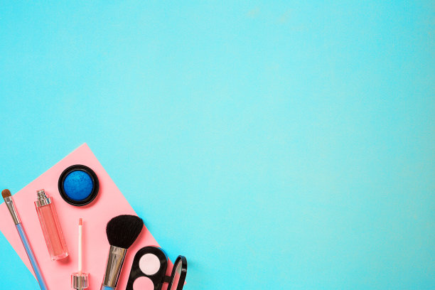 蓝色背景上的各种化妆品和画笔图片下载