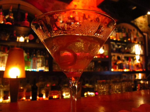 吧台上的马提尼鸡尾酒杯图片下载