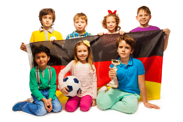 年轻的德国足球运动员拿着一个杯子和一个球图片下载