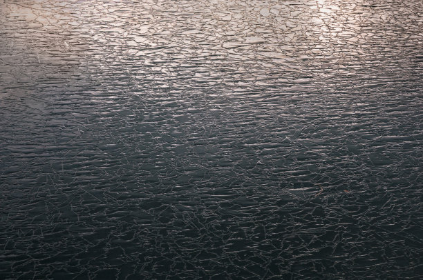 结冰的湖面上结了冰图片下载