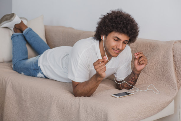 欣赏音乐的时尚男士图片下载