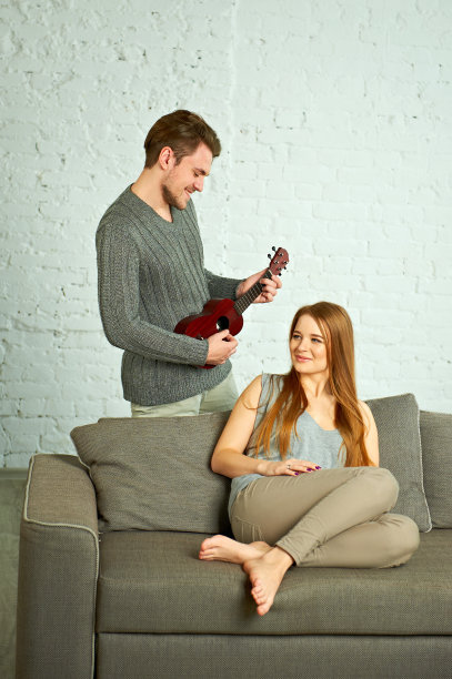 弹奏尤克里里的年轻人图片下载