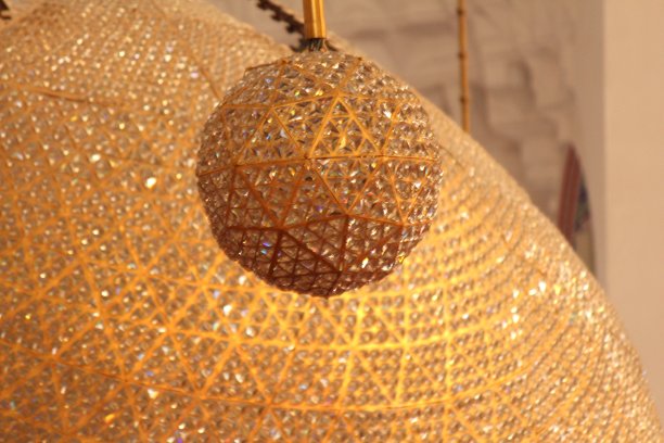 金色球形吊灯图片下载