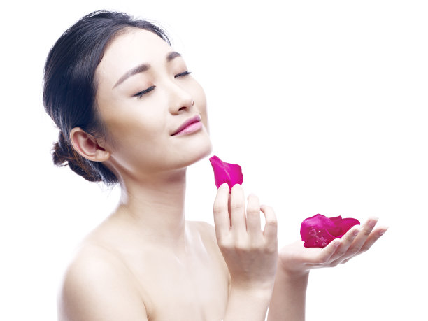 年轻的亚洲女人闻花瓣素材图片