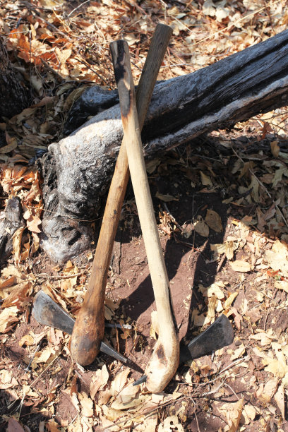 津巴布韦传统村落的两种典型斧头工具图片下载