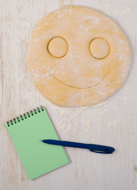 面带微笑的面团图片下载