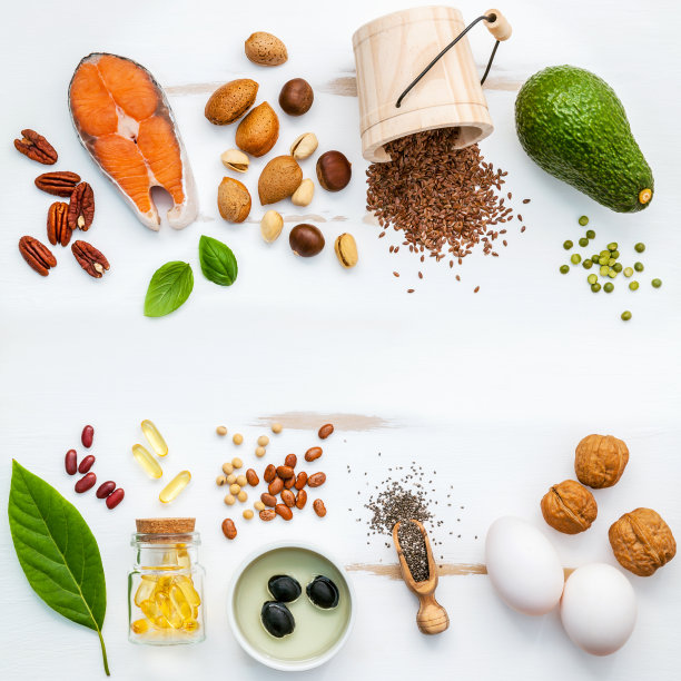 选择欧米茄3的食物来源。富含欧米加3和不饱和脂肪的超级食品是健康食品。杏仁，山核桃，榛子，核桃，橄榄油，鱼油，鲑鱼，亚麻籽，奇亚，鸡蛋和鳄梨。图片下载