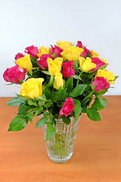 一束黄粉玫瑰插在玻璃花瓶里图片下载