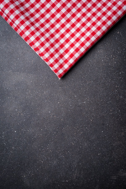 红色桌布，黑色石头背景图片下载