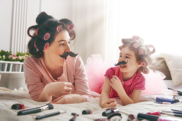 快乐的充满爱的家庭图片下载