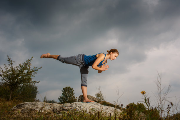 女人做瑜伽图片下载